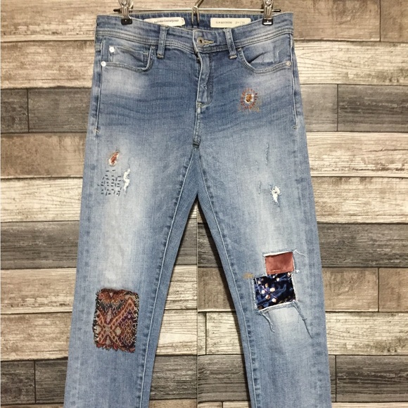 Pilcro Slim Boyfriend Patch Jeans Women 25 (Inseam 28) Light Wash Blue Embroider - Picture 5 of 13